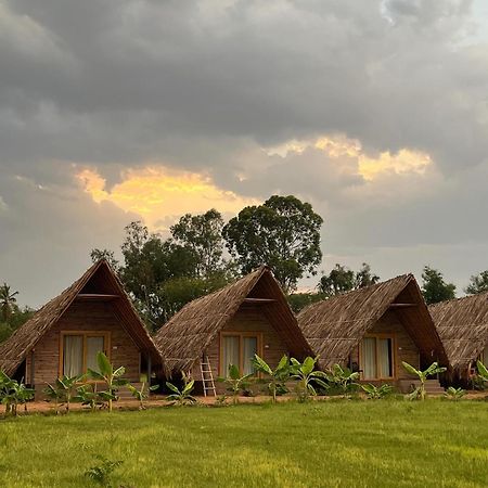 Tropical Hampi Hotel Luaran gambar